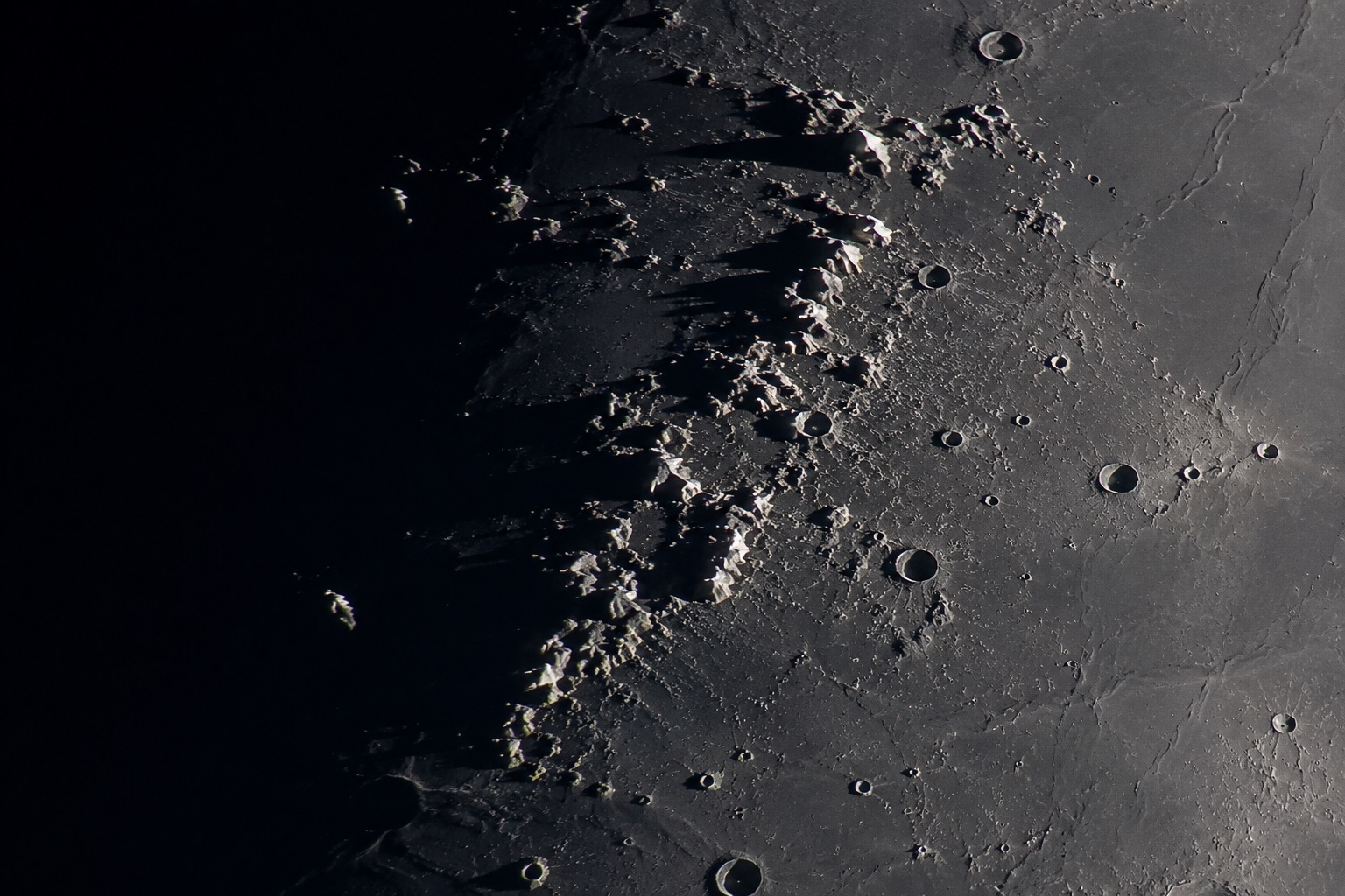 Gebirge auf der Mondoberfläche