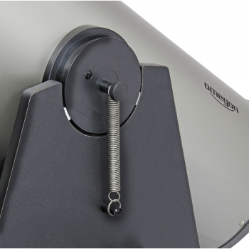 Durchdachte Einstellung in der Höhenachse: Zwei große Höhenräder für weichen Lauf und stabile Spannfedern.