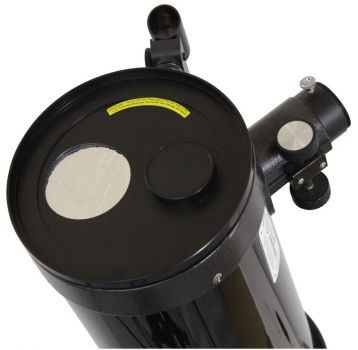 So sitzt der Omegon Sonnenfilter auf dem Objketiv. Jetzt ist alles bereit für die Sonnenbeobachtung.