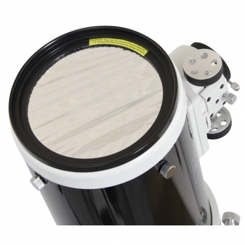 So sitzt der Omegon Sonnenfilter auf dem Objketiv. Jetzt ist alles bereit für die Sonnenbeobachtung.