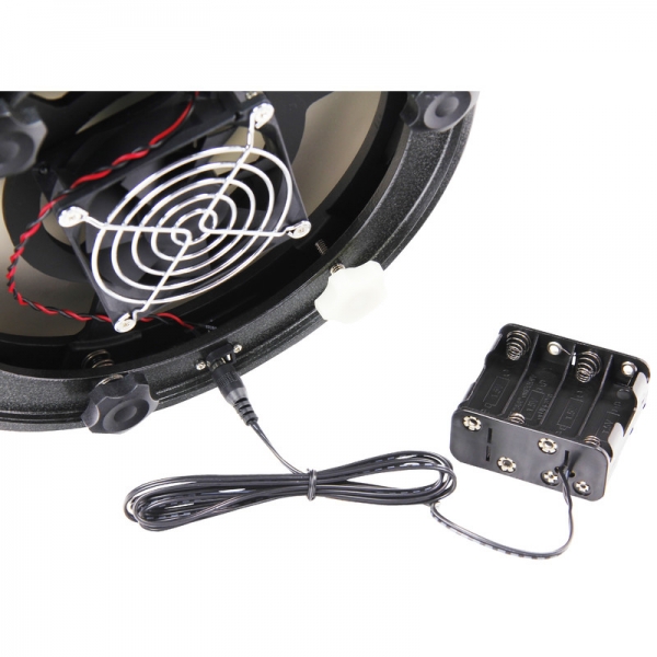 Der Batteriepack bietet Platz für acht 1,5V AA Batterien.