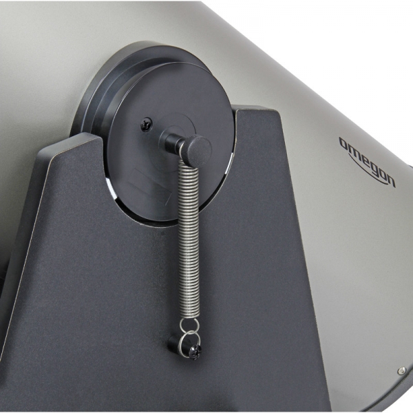 Durchdachte Einstellung in der Höhenachse: Zwei große Höhenräder für weichen Lauf und stabile Spannfedern.